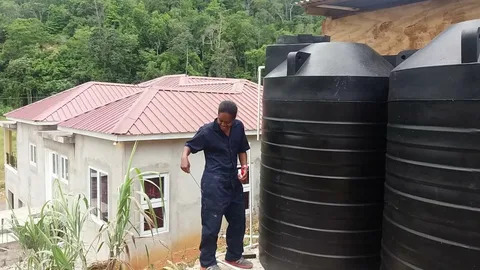 Sababu mbalimbali k.m. kupasuka na kufurika kwa matangi ya maji, vifaa, mabomba na athari za magari ya barabarani na wanyama.